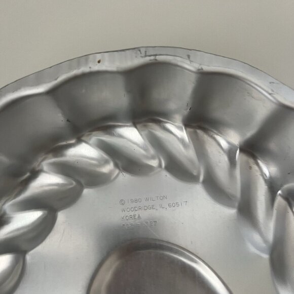 WILTON 1980 Easter Cake Pan Eggs In A Basket Cake Mold - Picture 2 of 9